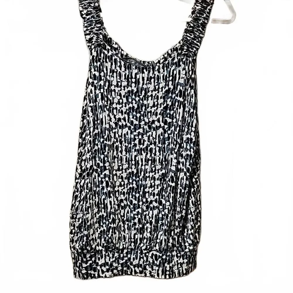 Daisy Fuentes tank size L. NWT